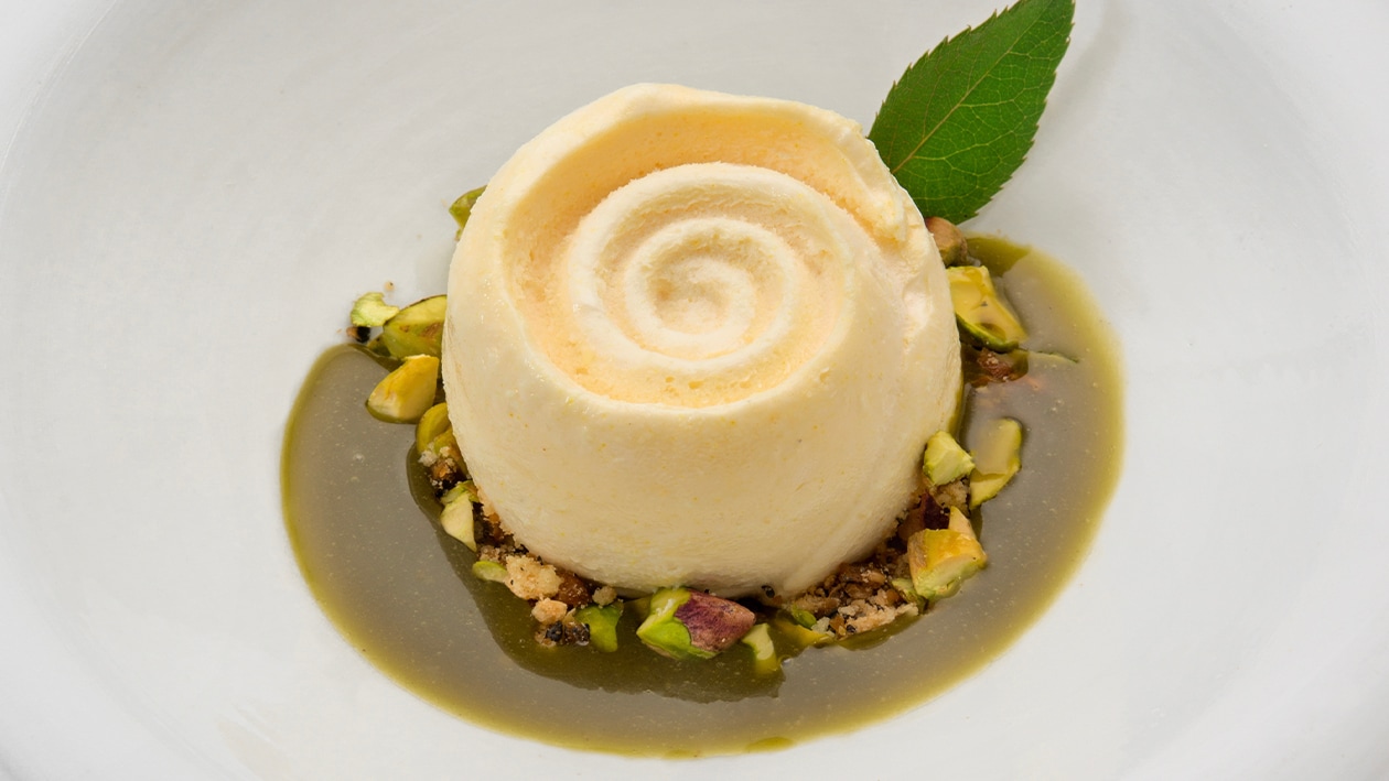 Semifreddo di mousse al cioccolato bianco e brodo di pistacchio – - Ricetta