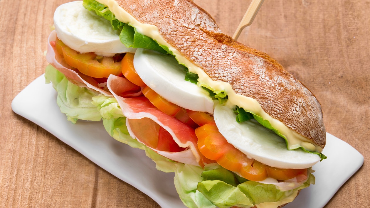 Panino con mozzarella pomodoro, lattuga e maionese classica al basilico – - Ricetta