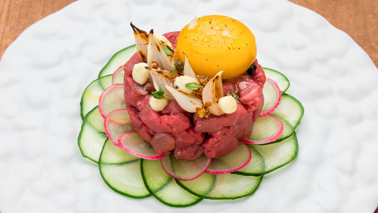 Tartare di Manzo con uovo marinato al sale affumicato – - Ricetta